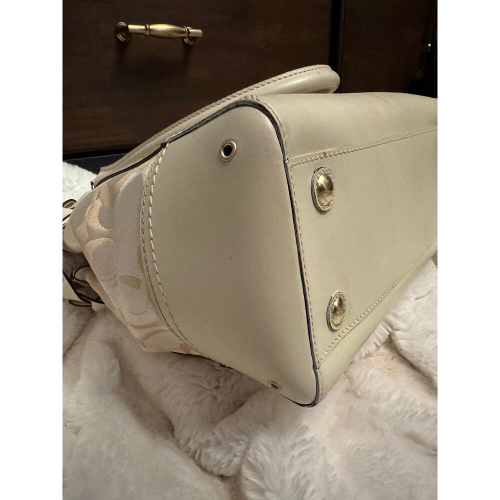 Vintage Coack Hampton handbag in beautiful Ivory - Picture 9 of 13